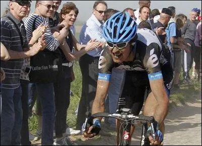 Ce coureur de l'quipe Garmin-Cervlo est sur les routes de Paris-Roubaix. Il djoua lors de l'dition 2011 tous les pronostics puisqu'il s'imposa devant les favoris. Qui est-il ?