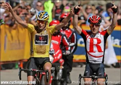 Jetons un oeil au tour de Californie o la Radioshack brilla. En jaune, le vainqueur de l'preuve Chris Horner. Ces deux-l abandonnrent lors du Tour de France. Qui est le coureur de droite ?