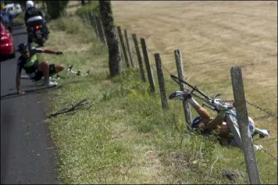Ces 2 coureurs viennent de chuter aprs avoir t percut par une voiture durant le Tour de France. Celui qui est dans les barbels est Johnny Hoogerland. Mais qui est cet autre coureur de la Sky ?
