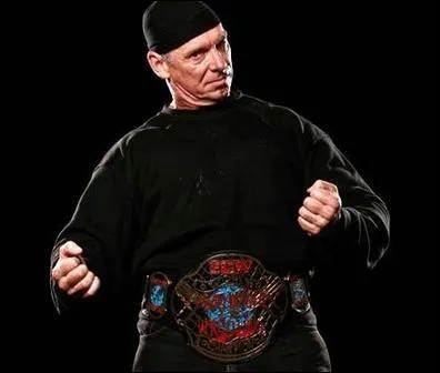Le 29 avril 2007, Vince McMahon devient l'ECW World Champion le plus g. Quel ge a-t-il ?