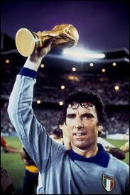 Le gardien Dino Zoff n'aura pas concédé de but en international pendant... ... entre 1972 et 1974.