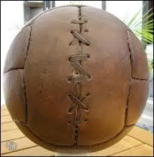 En quoi tait fait les premiers ballons de foot ?