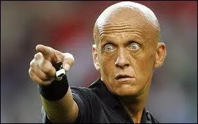 Avant sa retraite en 2005, il tait considr comme le meilleur arbitre du monde, qui est-ce ?