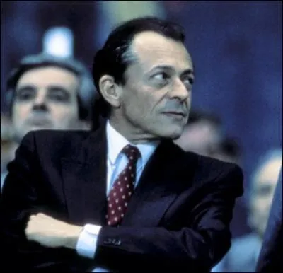 Il a cd sa place  une femme (qui a tenu 3 fois moins longtemps que lui)il s'agit de ...