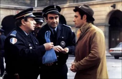 Dans les Frres Ptard, il tient le rle du ... .