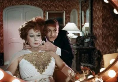 Dans la Cage aux Folles, il interprte le...