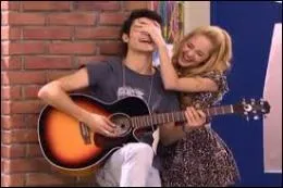 Quel est le nom de la pire ennemie de Violetta qui a t assez proche de Tomas lors de la saison 1 ?