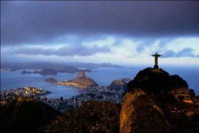 Le Corcovado, ici sur la photo, surplombe la ville de...