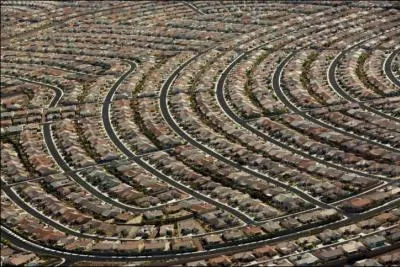 Prise ici en photo, c'est la banlieu de...