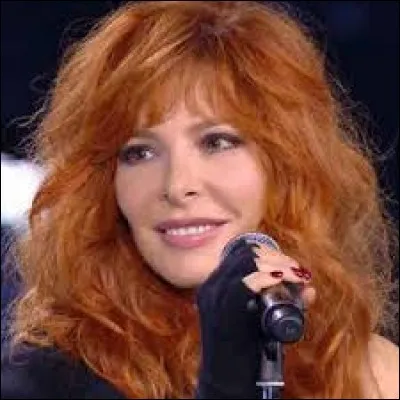 ''All that we needed, was right / Les ombres ce soir nous menacent'' ... Mylène Farmer a chanté ''Slipping Away (Crier la VIE)'' en duo avec...