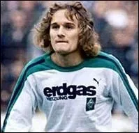 Quel est le premier (et le dernier) joueur danois,  avoir remport le ballon d'or en 1977, et jouant comme attaquant dans l'quipe de Borussia M'Gladbach ?