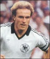 Quel joueur allemand a lui aussi remport le ballon d'or, deux annes conscutives : en 1980 et 1981, mais lui jouant comme attaquant au Bayern de Munich ?