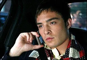Avec qui Chuck Bass revient-il aprs sa longue absence  Paris ?