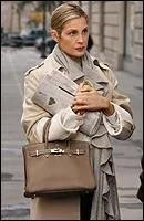 Pourqoi Lily Bass a t-elle eu un bracelet lectronique  la cheville ?