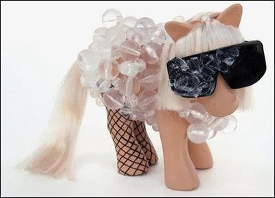 Ce petit poney a eu le droit  sa retouche faon...