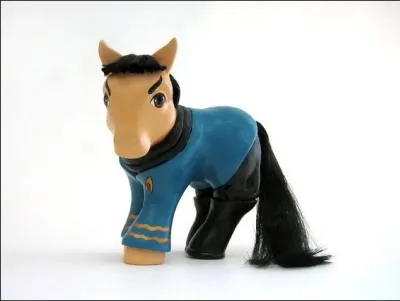 Petit Poney sortant tout droit de l'univers Star Trek, transform ici en Monsieur...