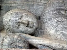 Dans quel pays peut-on admirer ce bouddha couch au Gal Vihara, long de 15 mtres ?