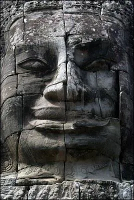 Les mystrieux visages de pierre, reprsentant Bouddha souriant, ont t construits durant le XIIme sicle. On peut les admirer :