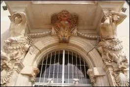 Sur la faade de l'Htel de ville, on peut admirer le balcon d'honneur en saillie soutenu par deux cariatides sculptes par Puget en 1656. Dans quel grand port franais peut-on les admirer ?