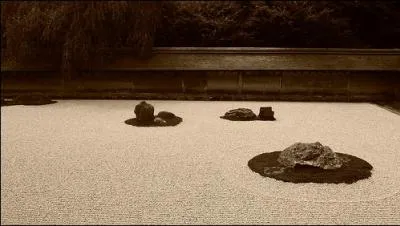 Dans cette ville du Japon, on peut visiter le Jardin des quinze pierres, rectangle de sable voquant l'ocan et les les. O ce jardin se trouve t-il ?
