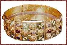 La 'couronne de fer' fut porte par de nombreux empereurs (Charlemagne, Charles Quint, Napolon). C'est la plus ancienne couronne conserve, visible :