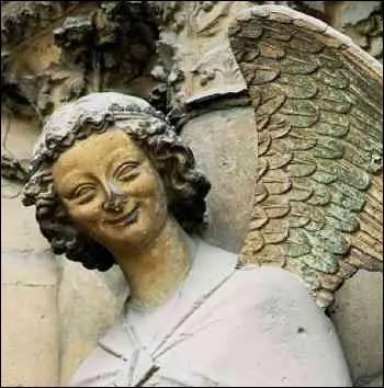 Sur quelle faade principale de cathdrale gothique, peut on voir cette sculpture gracieuse, surnomme 'L'ange au sourire' ?