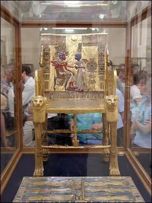 Le trne de Toutankhamon, fut fabriqu durant les premires annes de son rgne. Le dossier le reprsente avec son pouse. Il est recouvert d'or. O peut-on admirer cette merveille ?