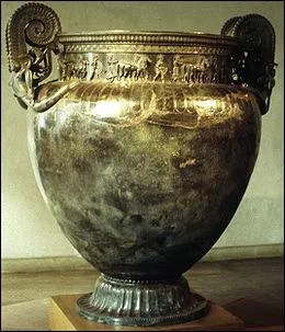 Le vase de Vix est un vase grec en bronze, dcouvert dans une tombe. Il mesure 1, 64 m de hauteur et date du VIme sicle avant J. C. O se trouve t-il actuellement en France ?