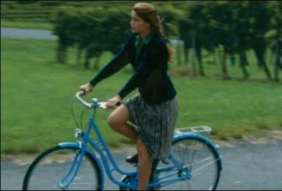 Le tlfilm, ' La Bicyclette Bleue' a pour hrone La. Le personnage de La est interprt par...