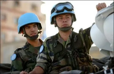 Bleu, comme le casque de ces soldats qui sont dans l'arme de ...