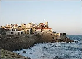 Quelle est cette ville des Alpes maritimes connue pour son Fort carr, son marineland, le muse Picasso et le muse Peynet, situe entre Cannes et Nice ?