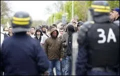 Au sens figur, susceptible de corrompre, de nuire ... ... .