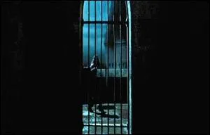 Quel sortilge Hermione utilise pour faire exploser le gros cadenas de la prison d'Askaban ?