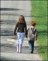 ______________________, elle ACCOMPAGNAIT son petit frre  l'cole.