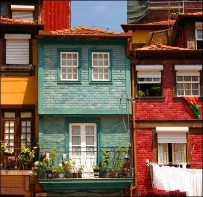 _____________, Carlos EST ALL en vacances au Portugal.