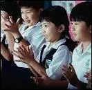 Les enfants battaient des mains en cadence et sifflaient pendant que la matresse tapait sur le tambourin.