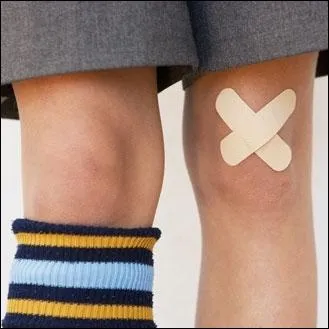 Tu es tomb sur tes genoux et tu t'es fait une belle gratignure, mais sans pour autant pleurer.