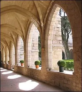 Les moines vivent dans un COUVENT.