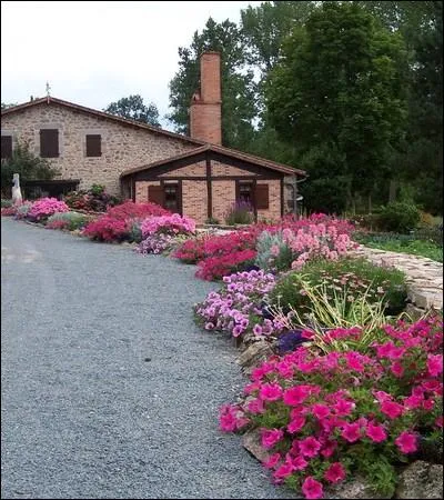 Cette ALLE borde de fleurs est tout simplement splendide !