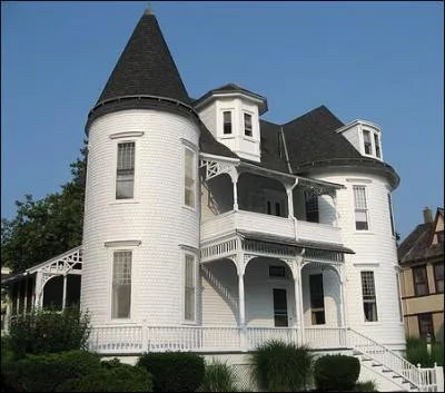 Mes cousins habitent la maison blanche, celle qui PARAT plus grande que les autres.