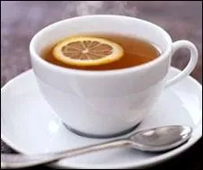 Le malade but le bol de tisane.