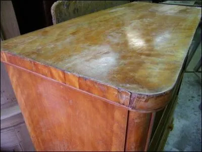 Les rayures tent toute valeur  cette commode.