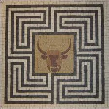 Submerg de honte, dans quelle  structure  le roi Minos dcida-t-il d'enfermer  tout jamais la crature ?