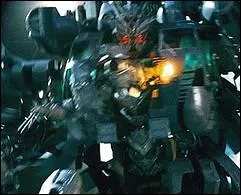 Au dbut du film, quel Decepticon attaque une base de l'arme ?