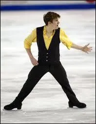 Il glisse sur la glace ... .