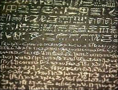 Quel artéfact découvert par les scientifiques français lors de cette expédition permettra à Champollion de déchiffrer les hiéroglyphes égyptiens ?