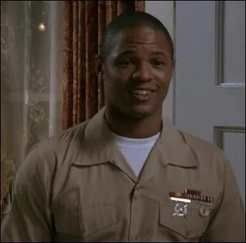 Dans la saison 4, comment se nomme le demi-frre de Peyton ?