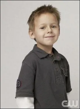 Dans la saison 4, comment se nomme le fils de Nathan et Haley ?