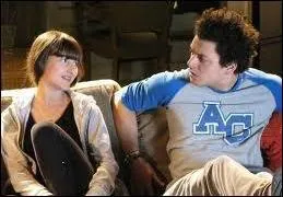 Comment s'appelle la petite soeur de 14 ans qui ne cesse d'embter son grand frre ?