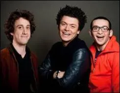 Comment s'appelle l'autre pote du trio ( gauche) ?